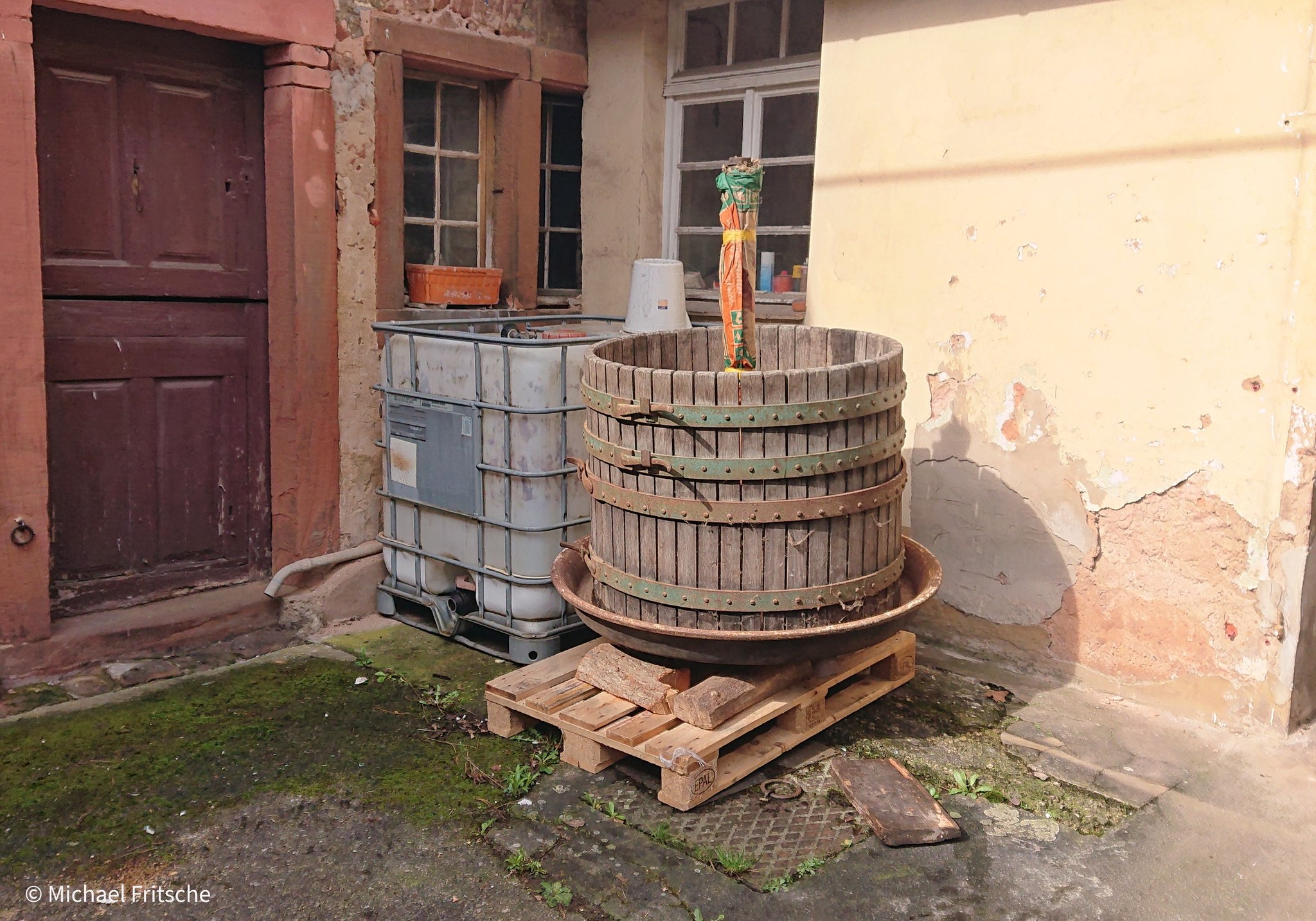 die Kelter haben wir geschenkt bekommen - vielleicht wird es mal eine Feuerschale die Kelter haben wir geschenkt bekommen - vielleicht wird es mal eine Feuerschale